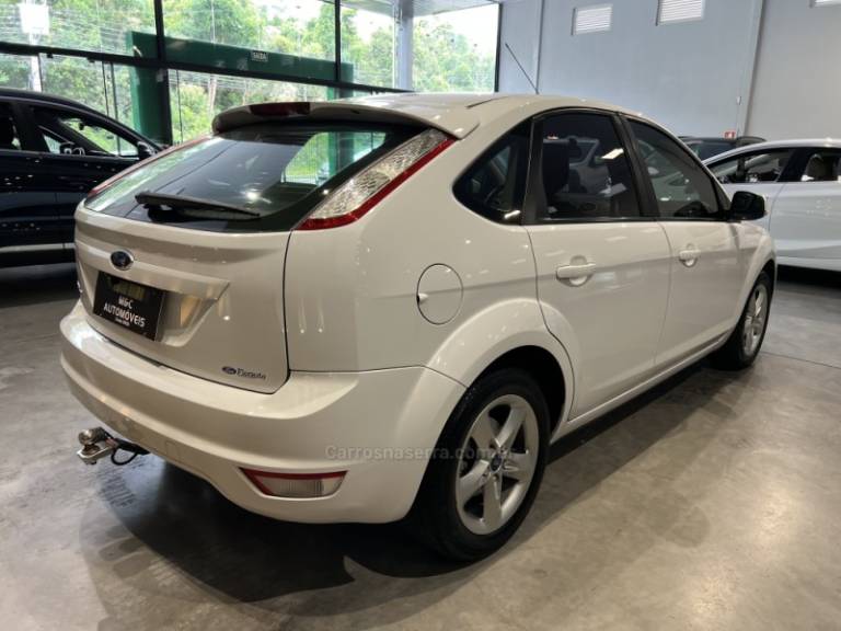 FORD - FOCUS - 2011/2012 - Branca - R$ 42.900,00