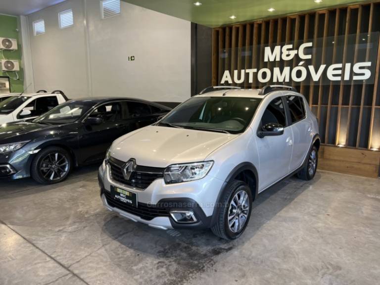 RENAULT - SANDERO - 2022/2023 - Prata - R$ 79.900,00