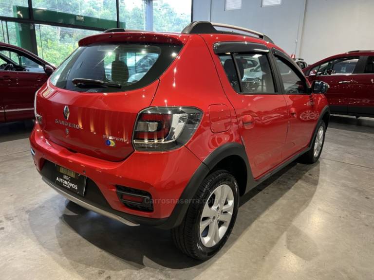 RENAULT - SANDERO - 2017/2018 - Vermelha - R$ 51.900,00