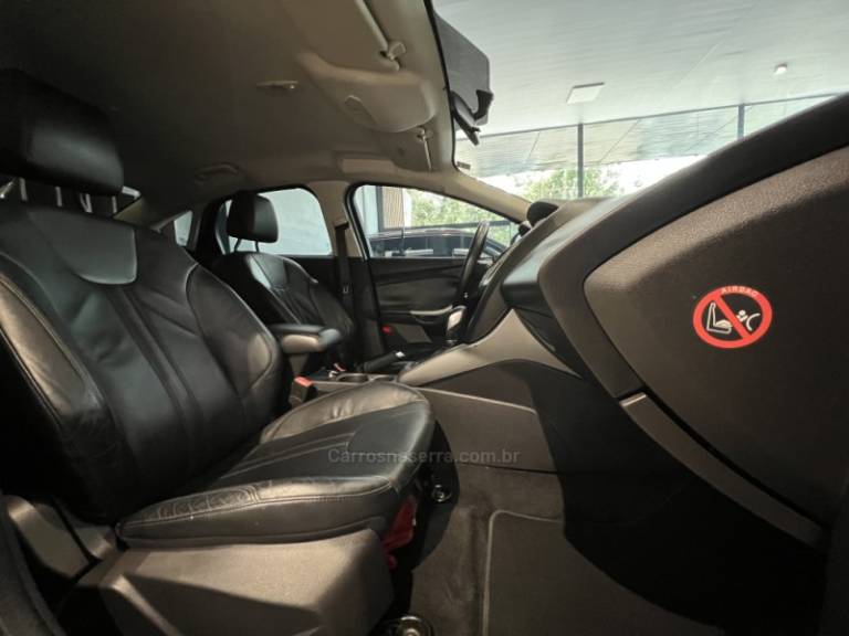 FORD - FOCUS - 2013/2014 - Preta - R$ 49.900,00