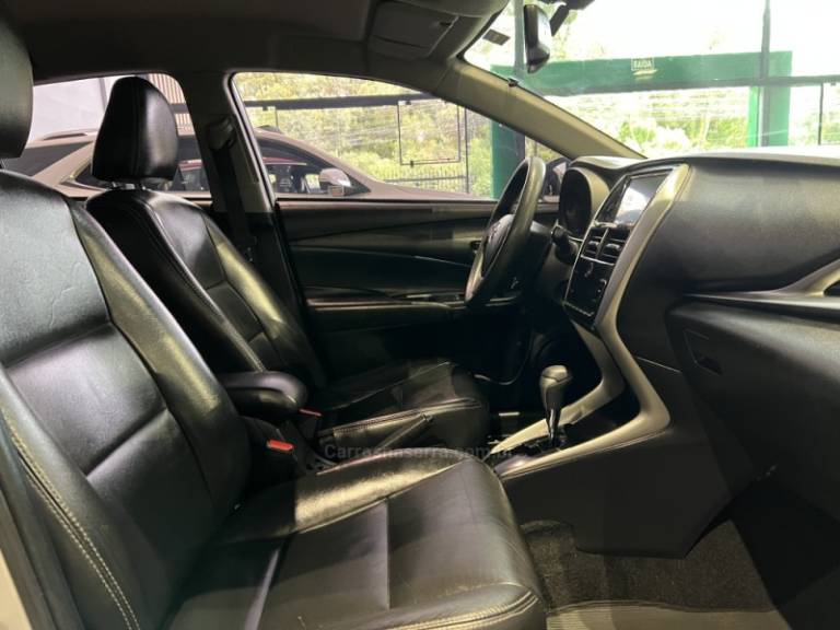 TOYOTA - YARIS - 2018/2019 - Prata - R$ 76.900,00