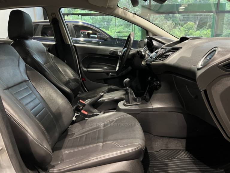 FORD - FIESTA - 2015/2015 - Prata - R$ 47.900,00