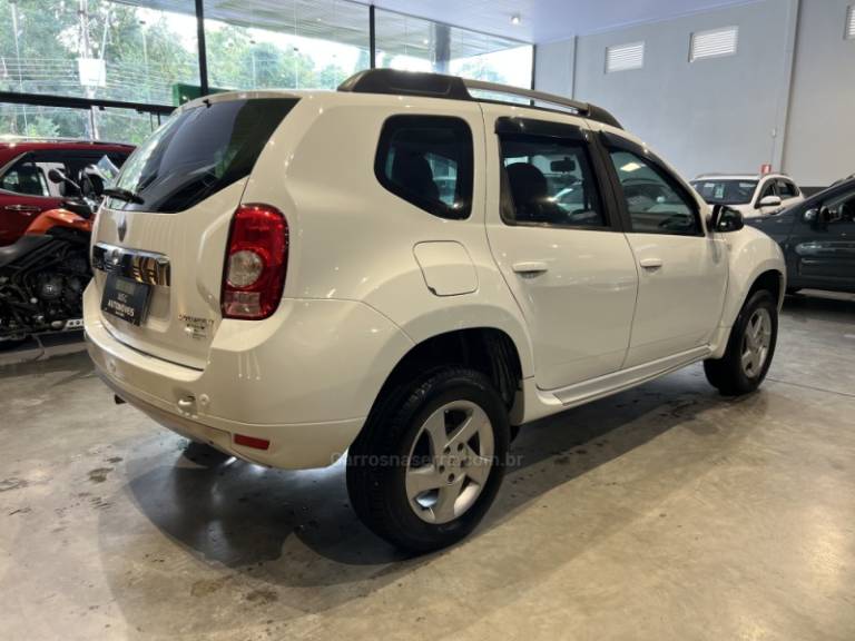 RENAULT - DUSTER - 2013/2014 - Branca - R$ 52.900,00