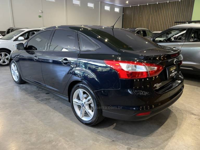 FORD - FOCUS - 2013/2014 - Preta - R$ 49.900,00