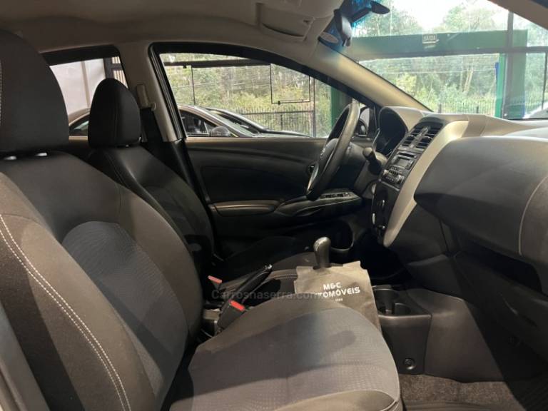 NISSAN - VERSA - 2018/2018 - Prata - R$ 56.900,00