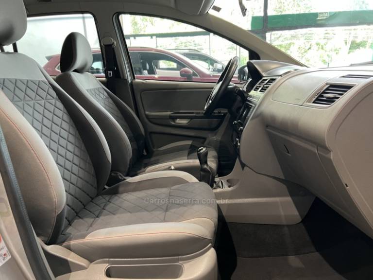 VOLKSWAGEN - FOX - 2015/2016 - Prata - R$ 53.900,00