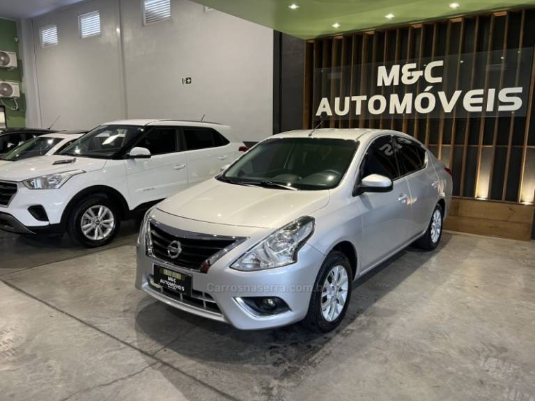 NISSAN - VERSA - 2018/2018 - Prata - R$ 56.900,00