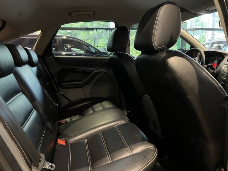FORD - FOCUS - 2010/2011 - Preta - R$ 39.900,00