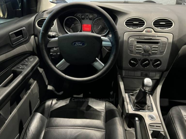 FORD - FOCUS - 2010/2011 - Preta - R$ 42.900,00