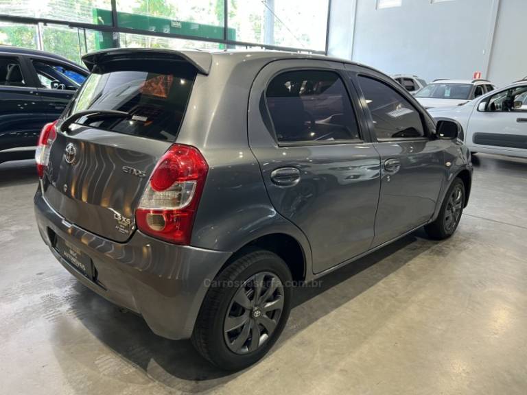 TOYOTA - ETIOS - 2013/2013 - Cinza - R$ 41.900,00