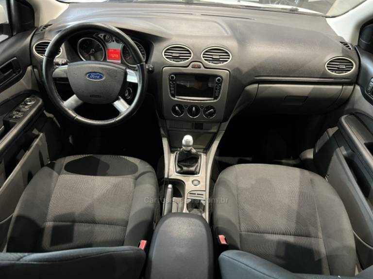 FORD - FOCUS - 2011/2012 - Branca - R$ 42.900,00