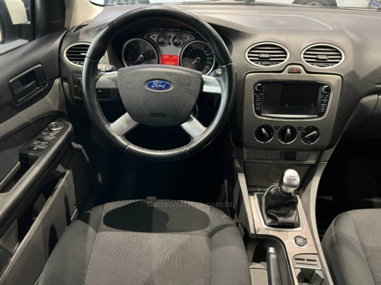 FORD - FOCUS - 2011/2012 - Branca - R$ 42.900,00