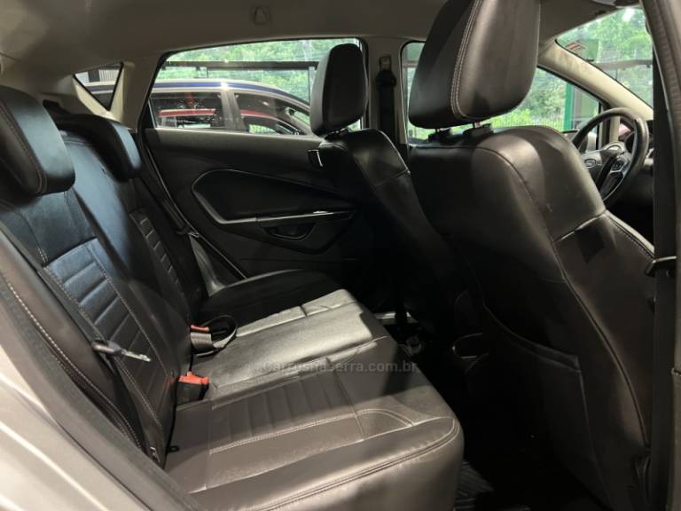 FORD - FIESTA - 2015/2015 - Prata - R$ 47.900,00