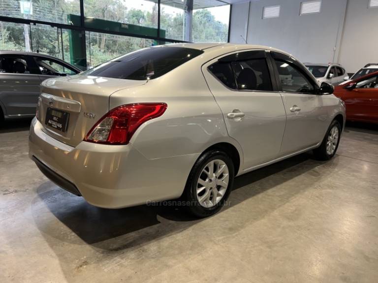 NISSAN - VERSA - 2018/2018 - Prata - R$ 56.900,00