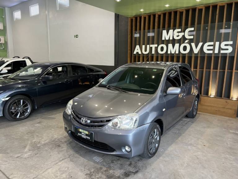 TOYOTA - ETIOS - 2013/2013 - Cinza - R$ 41.900,00