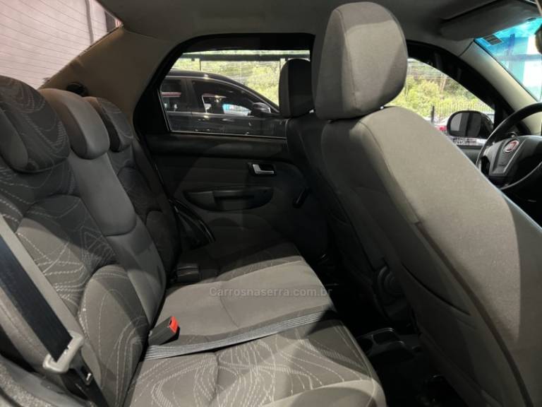 FIAT - SIENA - 2013/2014 - Cinza - R$ 36.900,00