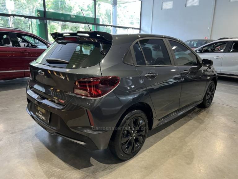 CHEVROLET - ONIX - 2023/2024 - Cinza - R$ 92.900,00