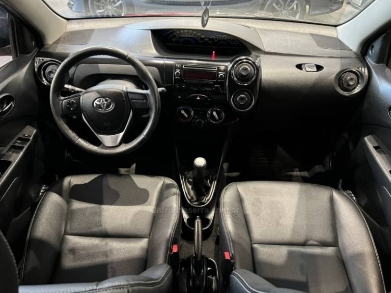 TOYOTA - ETIOS - 2015/2015 - Vermelha - R$ 49.900,00