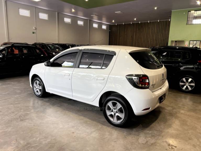 RENAULT - SANDERO - 2017/2018 - Branca - R$ 44.900,00