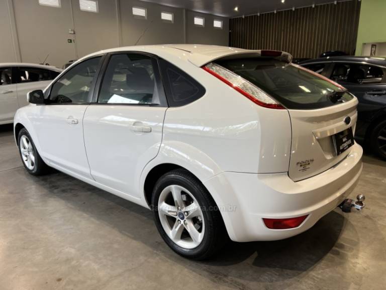 FORD - FOCUS - 2011/2012 - Branca - R$ 42.900,00