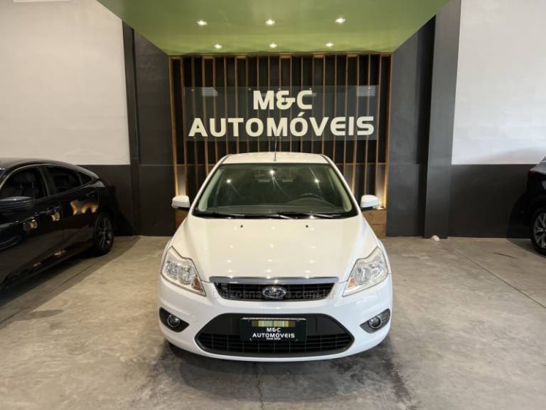 FORD - FOCUS - 2011/2012 - Branca - R$ 42.900,00