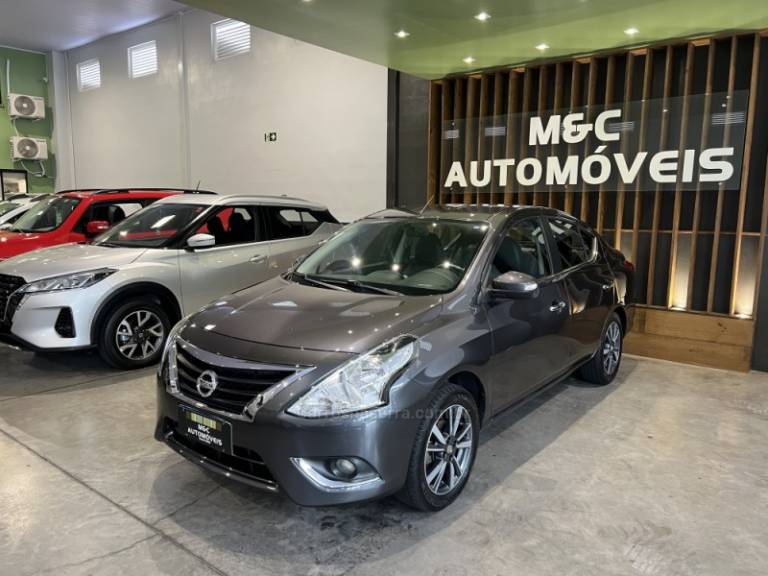 NISSAN - VERSA - 2018/2018 - Cinza - R$ 61.900,00