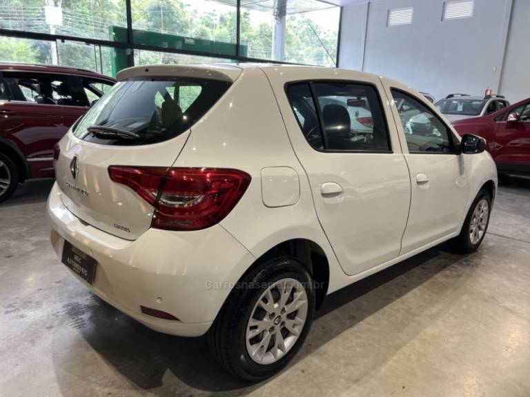 RENAULT - SANDERO - 2021/2022 - Branca - R$ 57.900,00