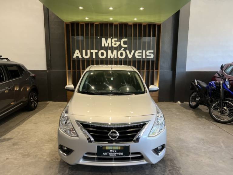 NISSAN - VERSA - 2016/2017 - Prata - R$ 58.900,00
