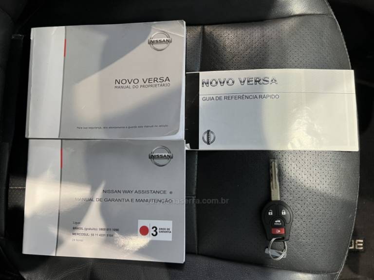 NISSAN - VERSA - 2016/2017 - Prata - R$ 58.900,00