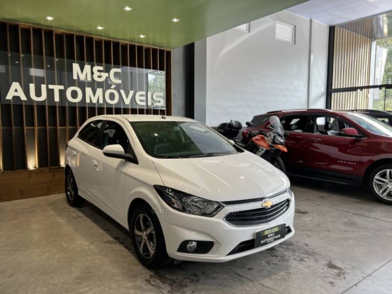CHEVROLET - ONIX - 2017/2018 - Branca - R$ 59.900,00