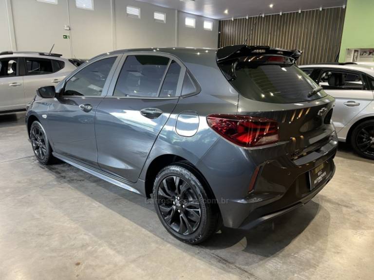 CHEVROLET - ONIX - 2023/2024 - Cinza - R$ 92.900,00