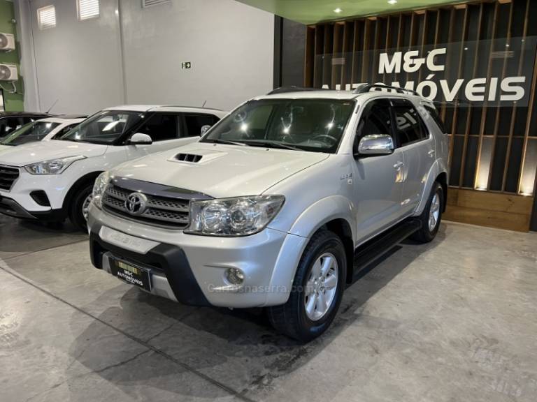 TOYOTA - HILUX SW4 - 2008/2009 - Prata - R$ 109.900,00