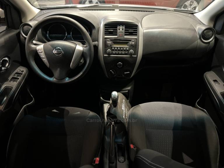 NISSAN - VERSA - 2018/2018 - Prata - R$ 56.900,00