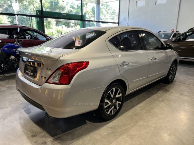 NISSAN - VERSA - 2016/2017 - Prata - R$ 58.900,00