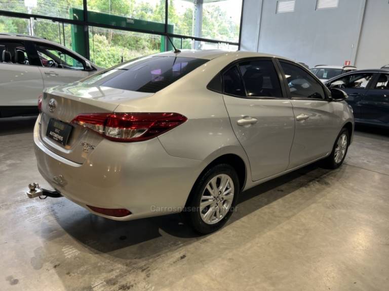 TOYOTA - YARIS - 2018/2019 - Prata - R$ 76.900,00