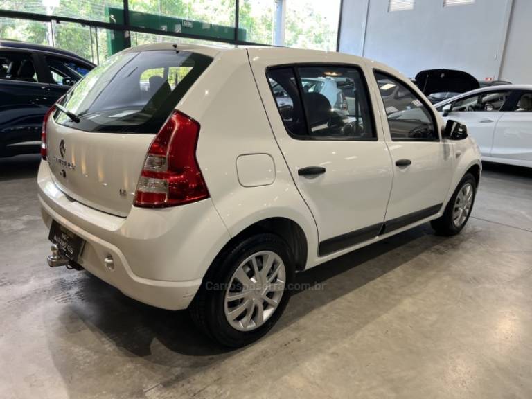 RENAULT - SANDERO - 2011/2012 - Branca - R$ 32.900,00