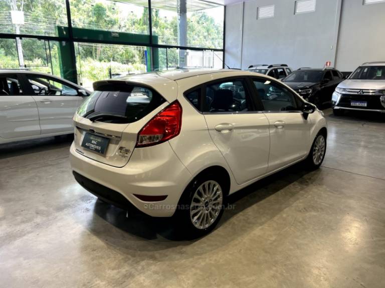 FORD - FIESTA - 2013/2014 - Branca - R$ 45.900,00