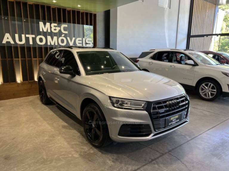 AUDI - Q5 - 2018/2019 - Prata - R$ 155.900,00