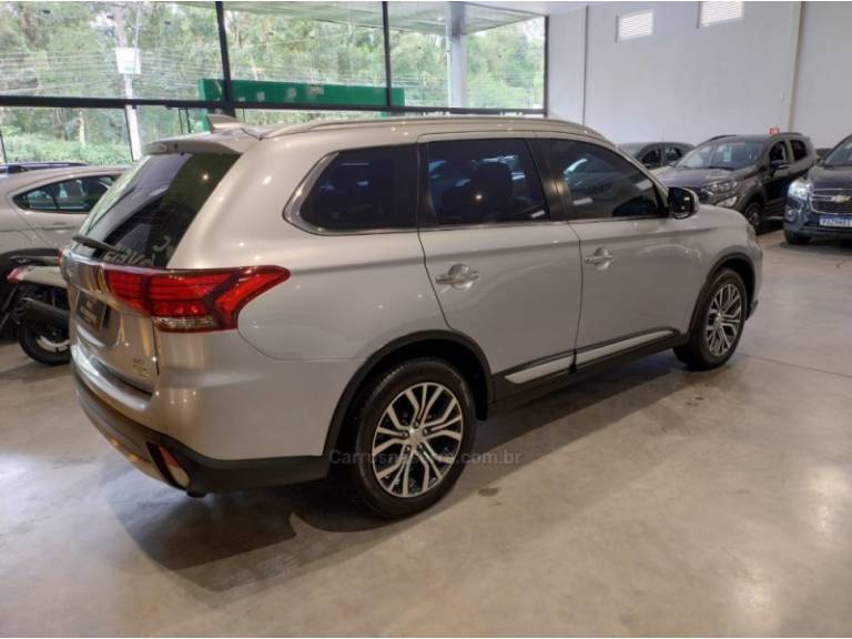 MITSUBISHI - OUTLANDER - 2017/2018 - Prata - R$ 129.900,00