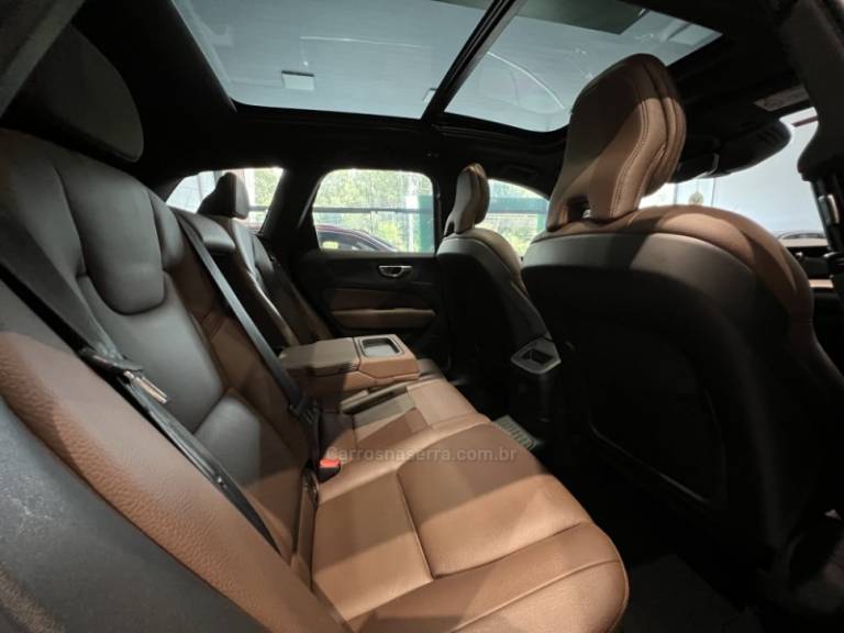VOLVO - XC60 - 2021/2021 - Azul - R$ 186.900,00