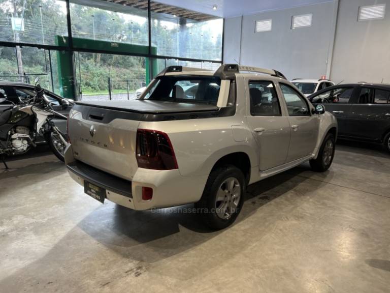 RENAULT - OROCH - 2016/2017 - Prata - R$ 72.900,00