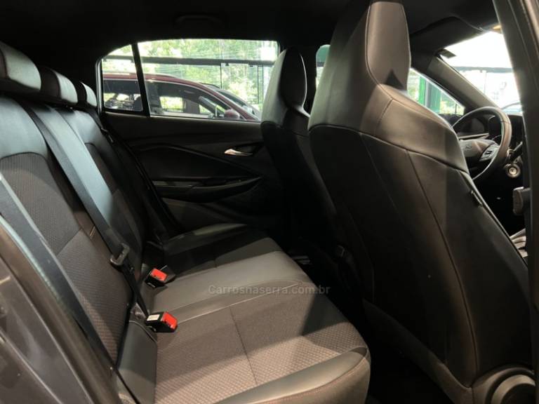 CHEVROLET - ONIX - 2023/2024 - Cinza - R$ 92.900,00