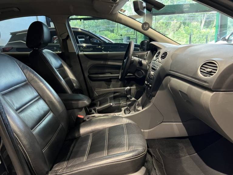 FORD - FOCUS - 2010/2011 - Preta - R$ 42.900,00