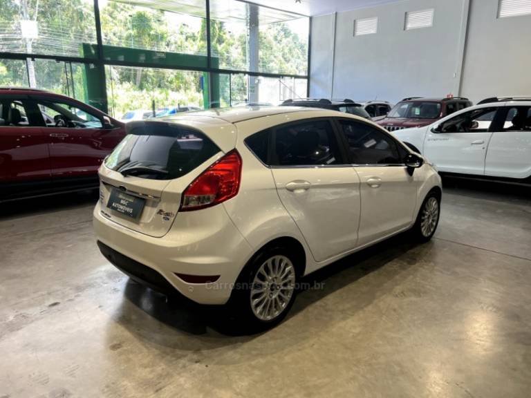 FORD - FIESTA - 2014/2015 - Branca - R$ 49.900,00