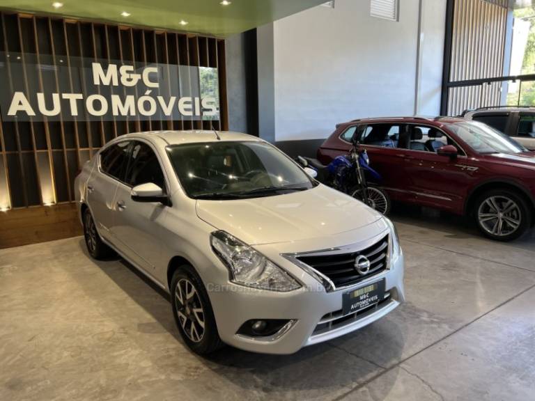 NISSAN - VERSA - 2016/2017 - Prata - R$ 58.900,00