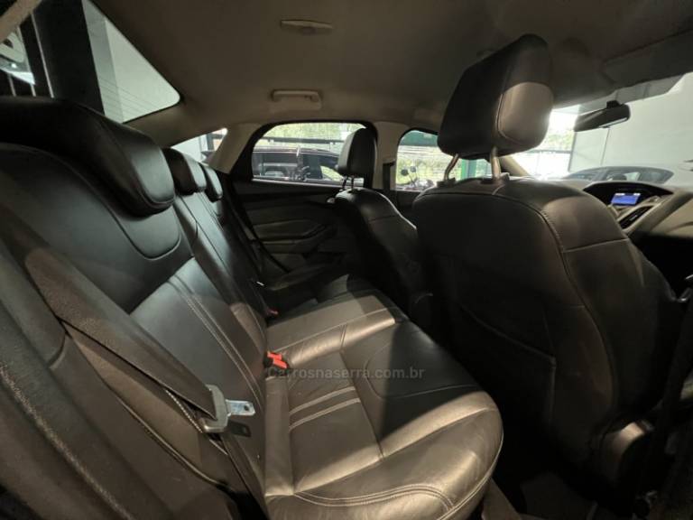 FORD - FOCUS - 2013/2014 - Preta - R$ 49.900,00