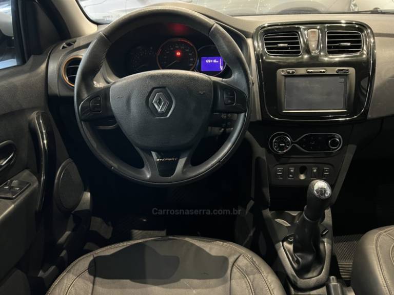 RENAULT - SANDERO - 2015/2016 - Prata - R$ 46.900,00