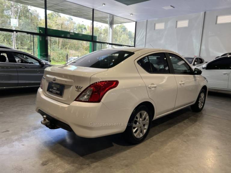 NISSAN - VERSA - 2018/2019 - Branca - R$ 59.900,00