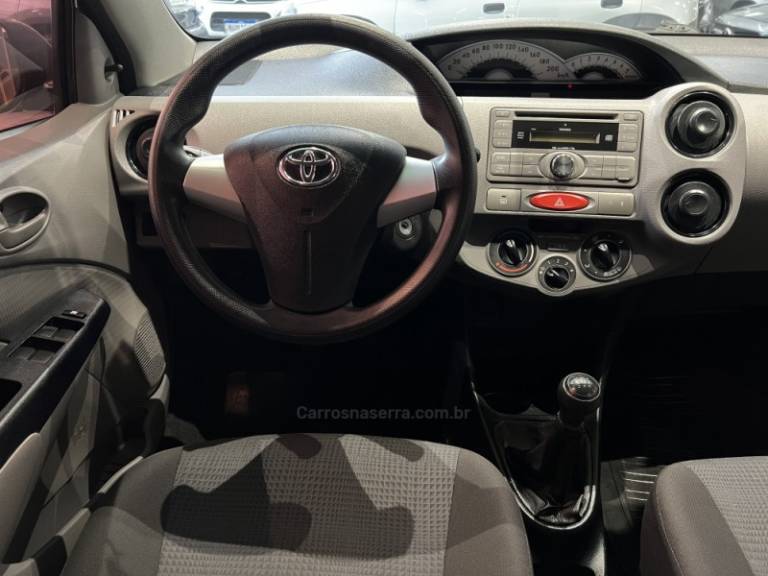 TOYOTA - ETIOS - 2013/2013 - Cinza - R$ 41.900,00