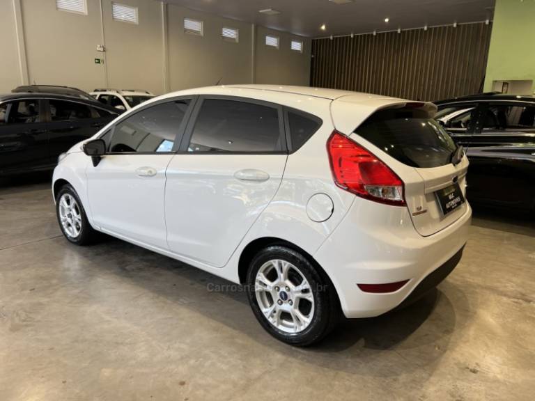 FORD - FIESTA - 2014/2015 - Branca - R$ 44.900,00